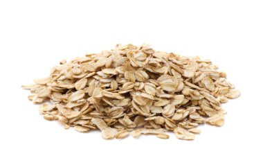 Beyaz arkaplanda yulaf ezmesi yığını