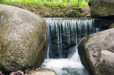 Baharda küçük şelale