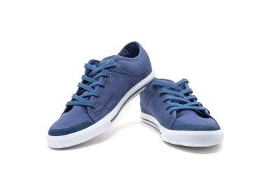 Beyaz arkaplanda izole edilmiş bir çift yeni spor ayakkabı.