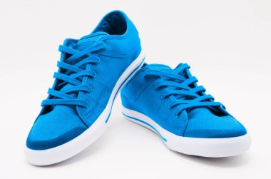 Bir çift yeni spor ayakkabı.