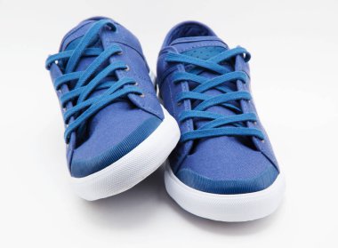 Bir çift yeni spor ayakkabı.