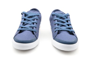 Bir çift yeni spor ayakkabı.