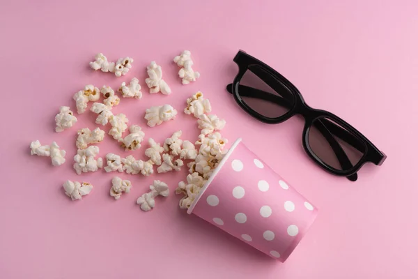 Popcorn Tasse Und Gläser Auf Pastellrosa Hintergrund — Stockfoto