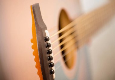 Çok sığ bir alan derinliğine sahip akustik gitar.