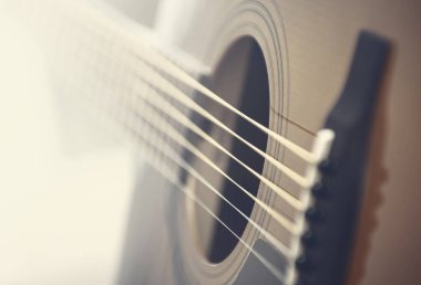 Çok sığ bir alan derinliğine sahip akustik gitar.