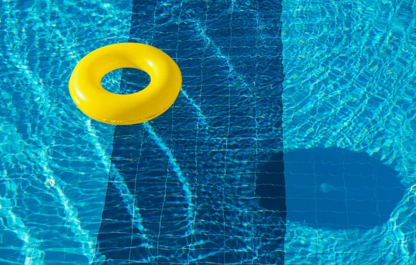 Geel Zwembad Drijvend Ring Drijvend Een Verfrissend Blauw Zwembad — Stockfoto