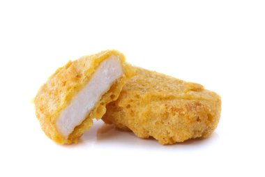 Kızarmış tavuk külçeleri beyaza izole edilmiş.