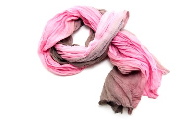 Beyaz arkaplanda izole edilmiş modaya uygun eşarp