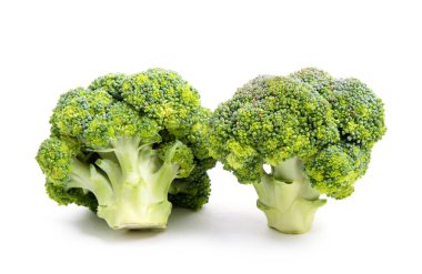 Brokoli beyaz arkaplanda izole edildi