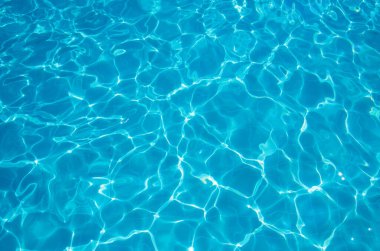 Yüzme havuzunda mavi yırtık su
