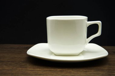 Beyaz fincan ve çay tabağı