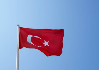 Mavi gökyüzünde dalgalanan Türk bayrağı