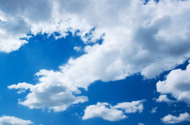 Mavi gökyüzünde beyaz bulutlar.