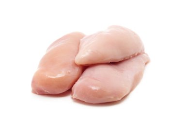 Çiğ tavuk göğsü filetosu.