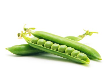 Beyaz arkaplanda taze yeşil bezelyeler.