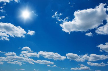 Bulutlu ve güneşli mavi gökyüzü.