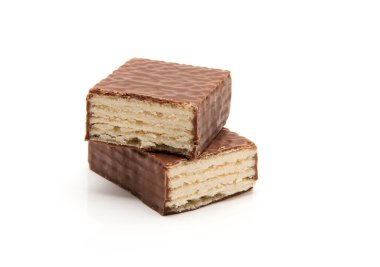 Çikolatalı waffle 'lar beyazda izole edilir.