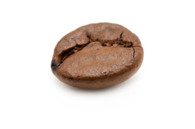 Kahve çekirdeği beyaz arka planda izole edilmiş.