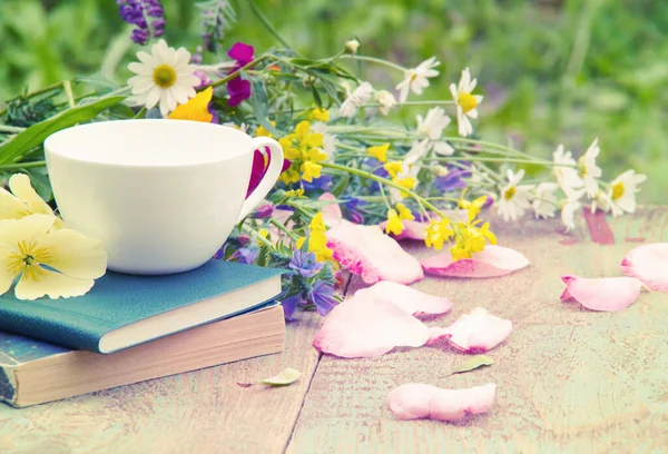 Books Flowers White Cup Wooden Table — Stock Photo, Image