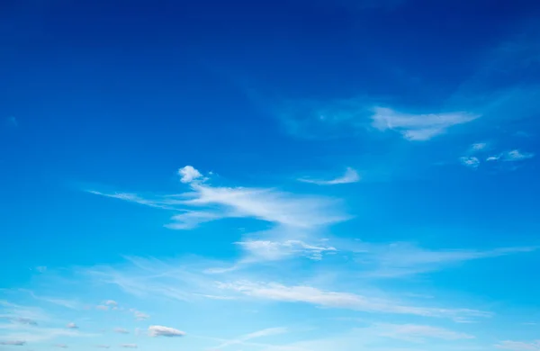 Blå Himmel Bakgrund Med Vita Moln — Stockfoto