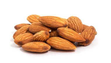 Badem beyaz arkaplanda izole edildi