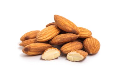 Badem beyaz üzerine izole