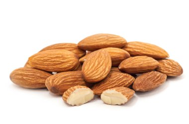 Badem beyaz üzerine izole