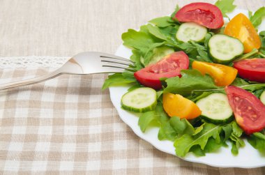 Domatesli taze salata, roka ve salatalık.