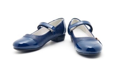 Mavi parlak deri kız ayakkabıları beyazda izole edilmiş.