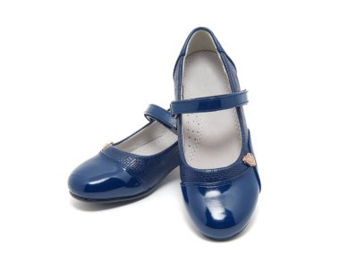 Mavi parlak deri kız ayakkabıları beyazda izole edilmiş.