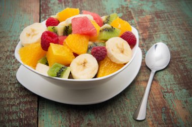 Ahşap arka planda meyve salatası