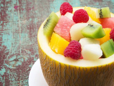 Kavunda taze meyve salatası