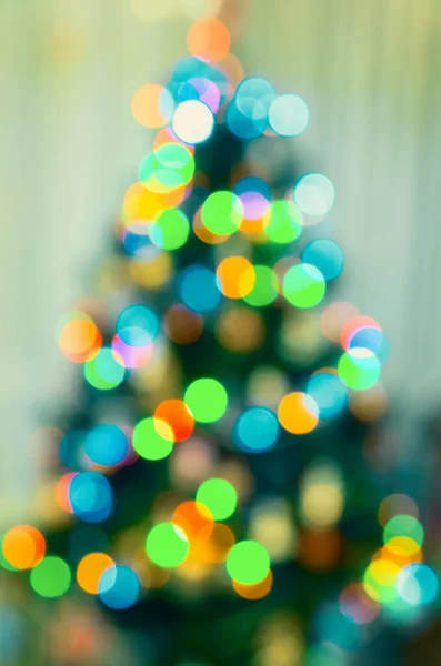 ぼやけたライトのクリスマスツリーシルエット — ストック写真