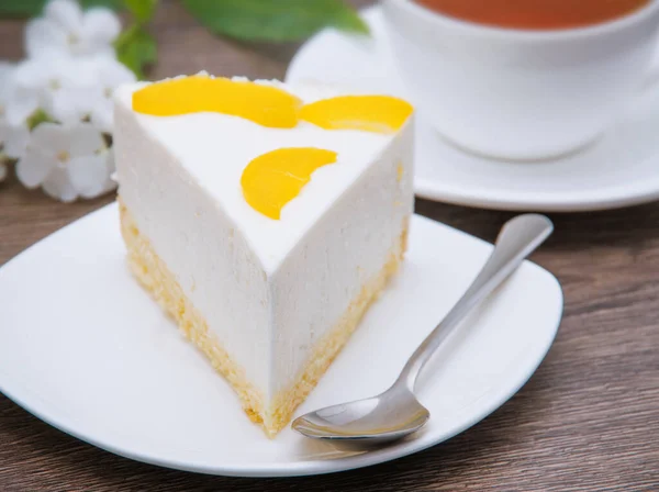 Tarta Queso Con Duraznos Plato Blanco —  Fotos de Stock