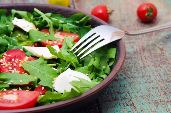Groene Salade Gemaakt Van Arugula Tomaten Kaas Mozzarella Ballen Sesam — Stockfoto