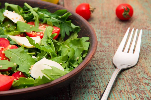 Green Salad Made Arugula Tomatoes Cheese Mozzarella Balls Sesame Plate — Stock Photo, Image