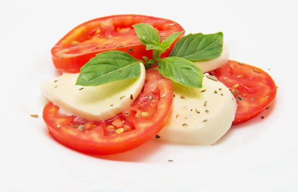 モッツァレッラチーズ トマト バジルでサラダをキャプチャします — ストック写真