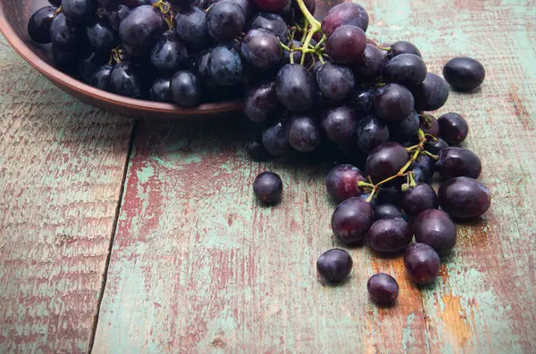 Sortimento Uvas Doces Maduras Cesta Fundo Madeira — Fotografia de Stock