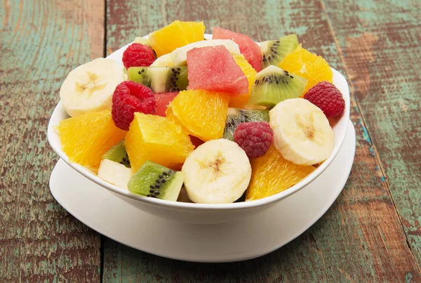 Frischer Gesunder Obstsalat Auf Holzgrund — Stockfoto