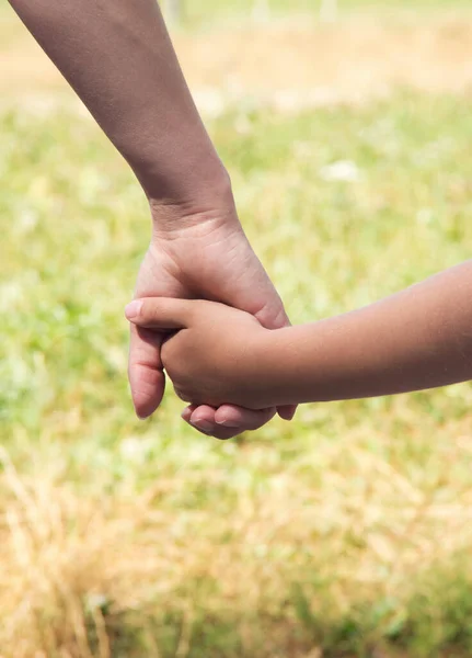 Madre Sosteniendo Una Mano Hijo Día Verano Aire Libre —  Fotos de Stock