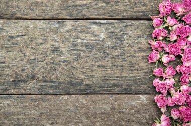 Tahta arka planda kuru güller