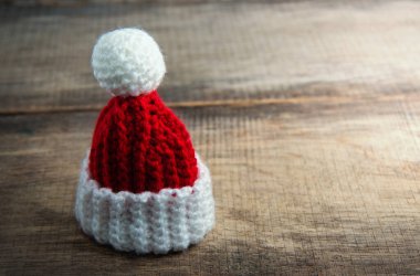 Ahşap bir arka planda Noel şapkası