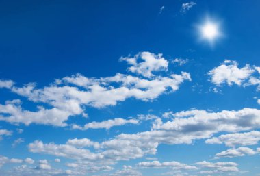 Beyaz bulutlu mavi gökyüzü arkaplanı