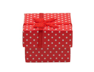 Beyaz arkaplanda kırmızı hediye kutusu