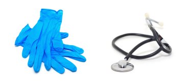 Plastik eldiven ve steteskop beyaz arkaplanda izole edilmiş.