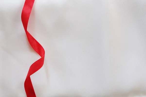 Červená Stuha Bílém Hedvábí Bavlněné Pozadí — Stock fotografie