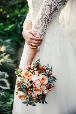 Gelin düğün günü bir buketle