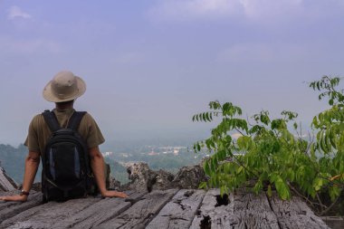 Dağda macera adamı.