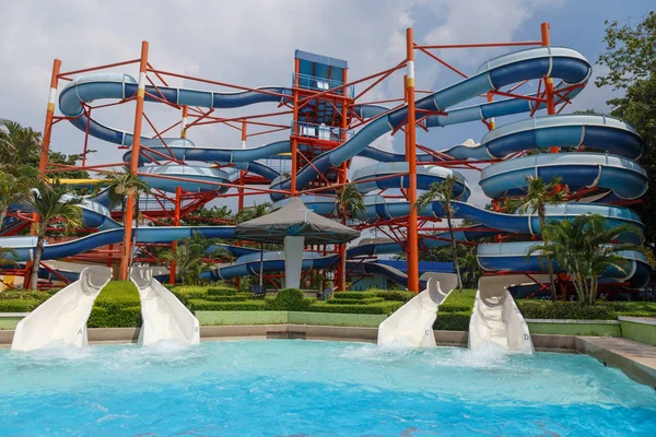 Люди наслаждаются водным парком в Сиамском парке развлечений Лицензионные Стоковые Изображения