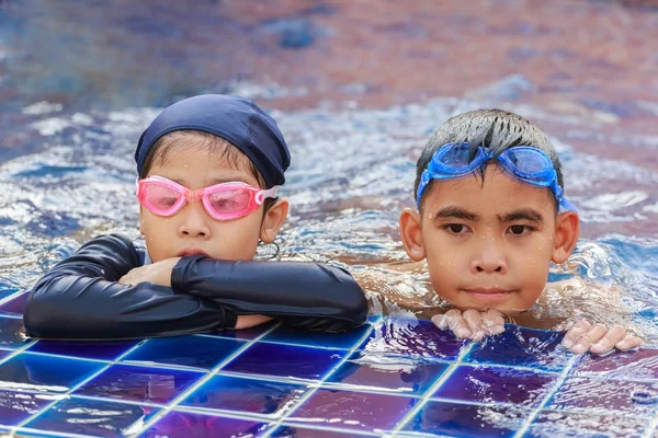 Aziatische kinderen in een pool. Stockfoto